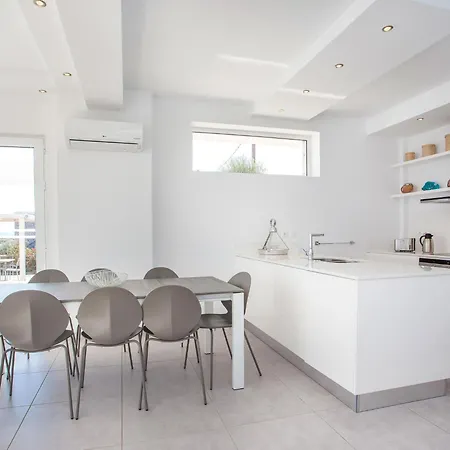 In Rhodes With Infinity Pool & Bbq Villa *