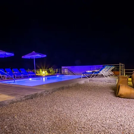 Willa In Rhodes With Infinity Pool & Bbq